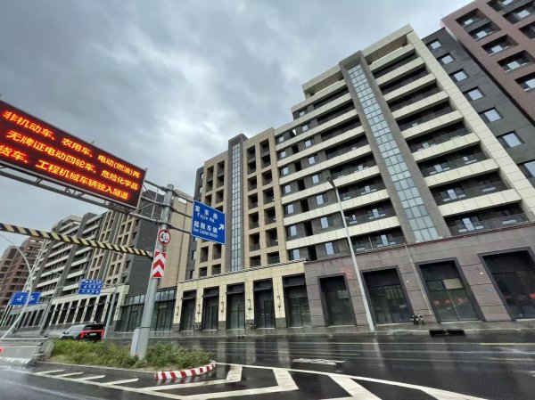 客户排队等讲解、组团看样板间，雄安新区楼市“五一”假期也热闹，依旧严格限购、现房销售