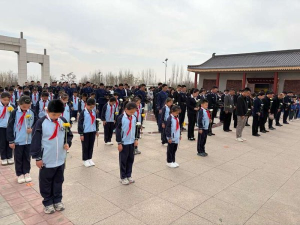 宁夏灵武举办党团队一体化清明祭英烈活动