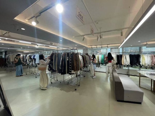 财经调查｜实探深圳南油服装批发市场：油价上涨致化纤面料普涨15%到20%，对春夏时装影响有限，秋冬时装可能要贵了