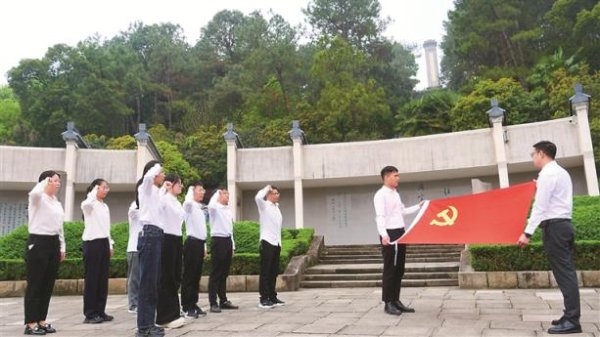 凝聚青春力量 护航干部成长