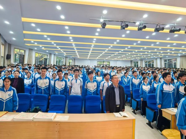 以考为镜 向学而行——济南市莱芜第一中学66级期中表扬大会燃爆了！