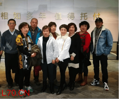 　&nbsp;图：杨蔚与客户在一起