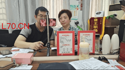 图：郑晖向客户讲解保障方案