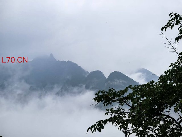 武当山天气变幻，景色宜人。摄/周芳