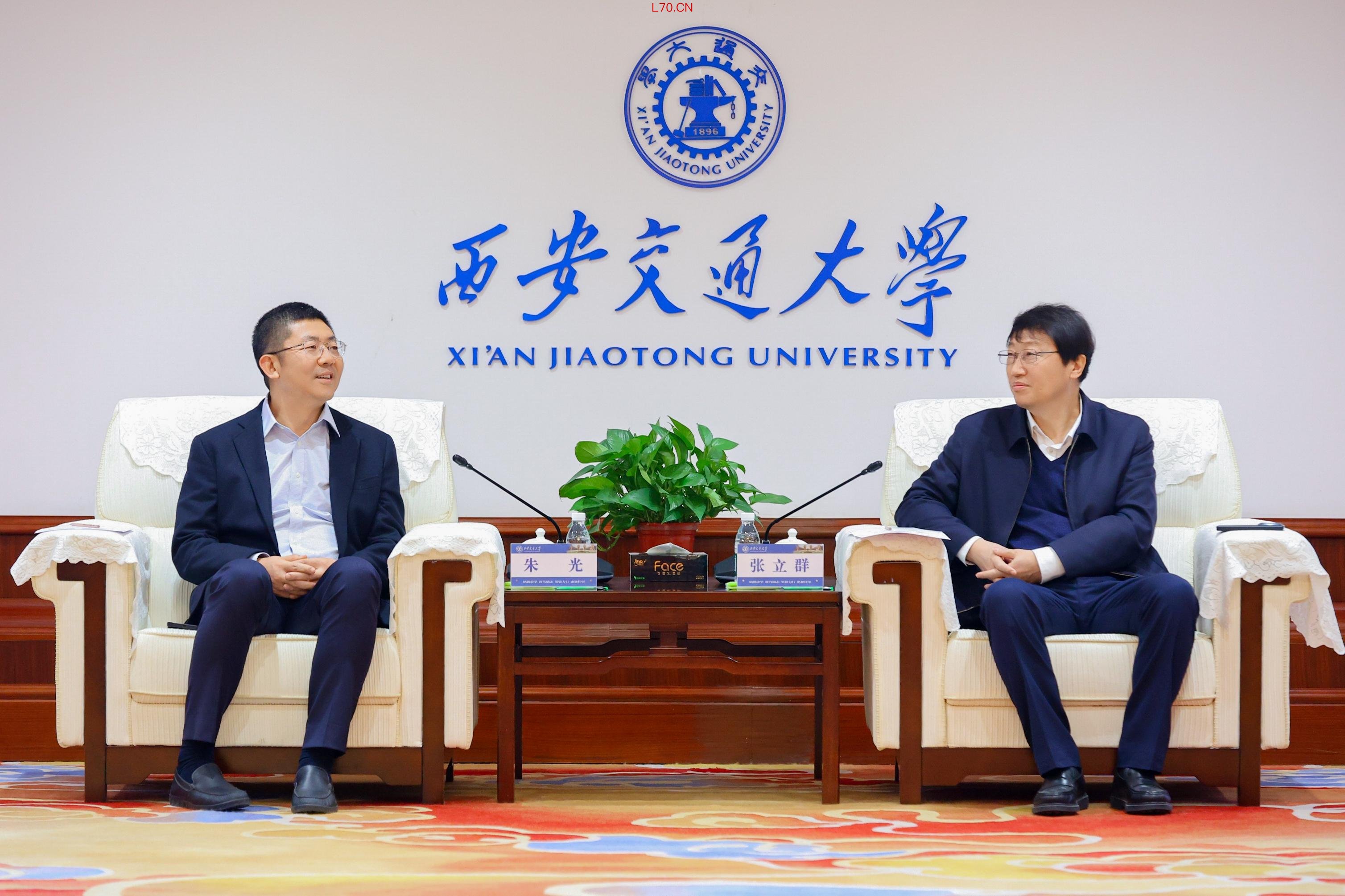（ 度小满CEO朱光与西安交通大学校长张立群在签约仪式前交流）