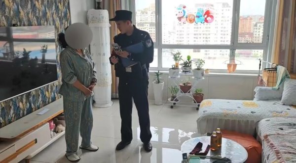 民警“抢”下手机, 保住5万!